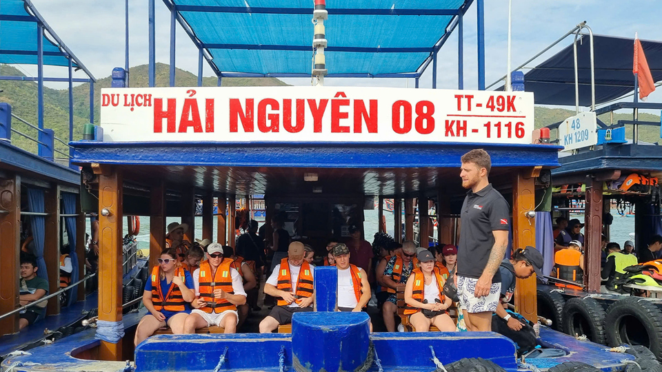 Trong nhiều năm qua, tour biển đảo tham quan c&aacute;c đảo tr&ecirc;n vịnh Nha Trang, lặn v&agrave; đi bộ dưới biển ngắm san h&ocirc; c&ugrave;ng trải nghiệm tắm b&ugrave;n, chơi c&aacute;c m&ocirc;n thể thao tr&ecirc;n biển... đ&atilde; thu h&uacute;t đ&ocirc;ng đảo du kh&aacute;ch đến với Nha Trang - Kh&aacute;nh H&ograve;a.