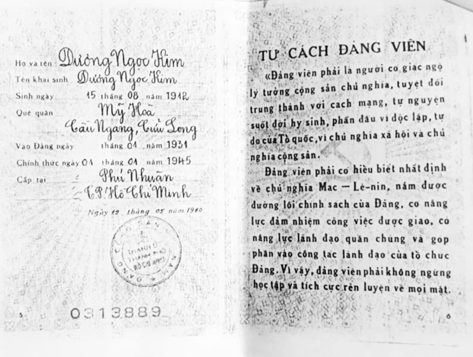 Tấm thẻ Đảng lịch sử của &ocirc;ng Dương Ngọc Kim được c&ocirc;ng nhận ch&iacute;nh thức sau 14 năm kết nạp. Ảnh tư liệu