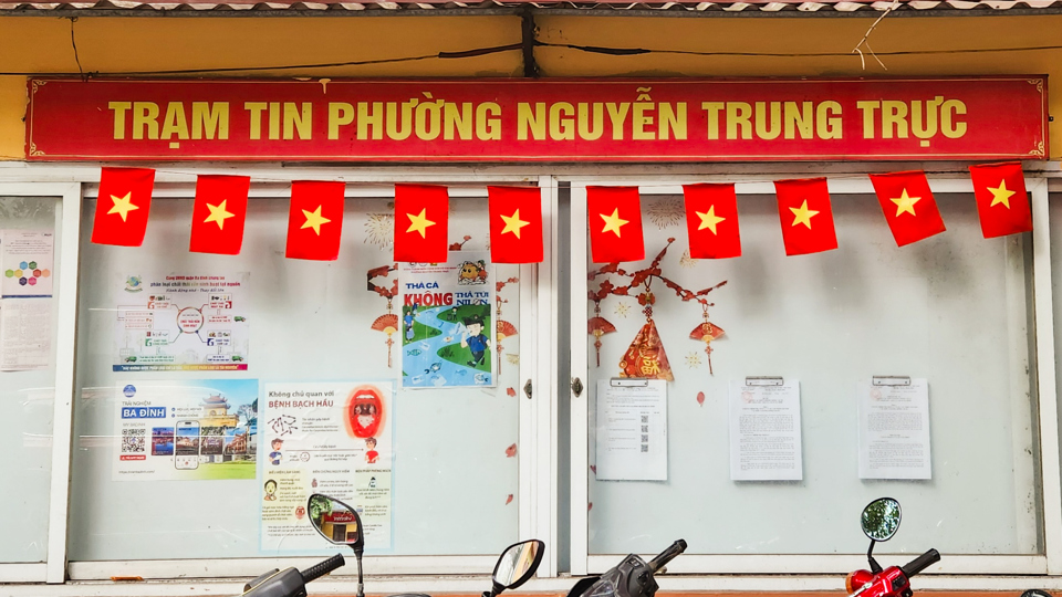 Những tuyến phố lớn ở quận Ba Đ&igrave;nh như phố Hồng Ph&uacute;c hay trạm tin phường Nguyễn Trung Trực cũng được t&ocirc; điểm bằng những l&aacute; cờ tung bay phấp phới.