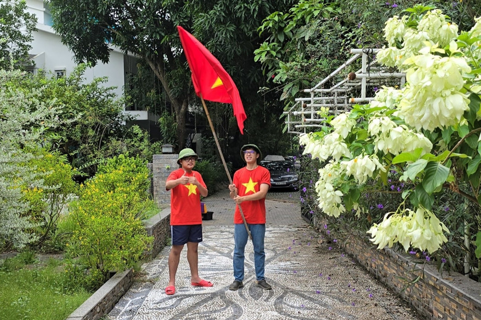 NSND&nbsp;Xu&acirc;n Bắc&nbsp;h&agrave;i hước viết về 2 con trai: "Anh em nh&agrave; n&oacute; bảo nhau cắm cờ Tổ quốc để ch&agrave;o mừng ng&agrave;y Tết Độc lập! Chia việc hết rồi: Anh hướng dẫn em buộc cờ. Buộc xong anh sẽ l&agrave; người... cầm cờ".