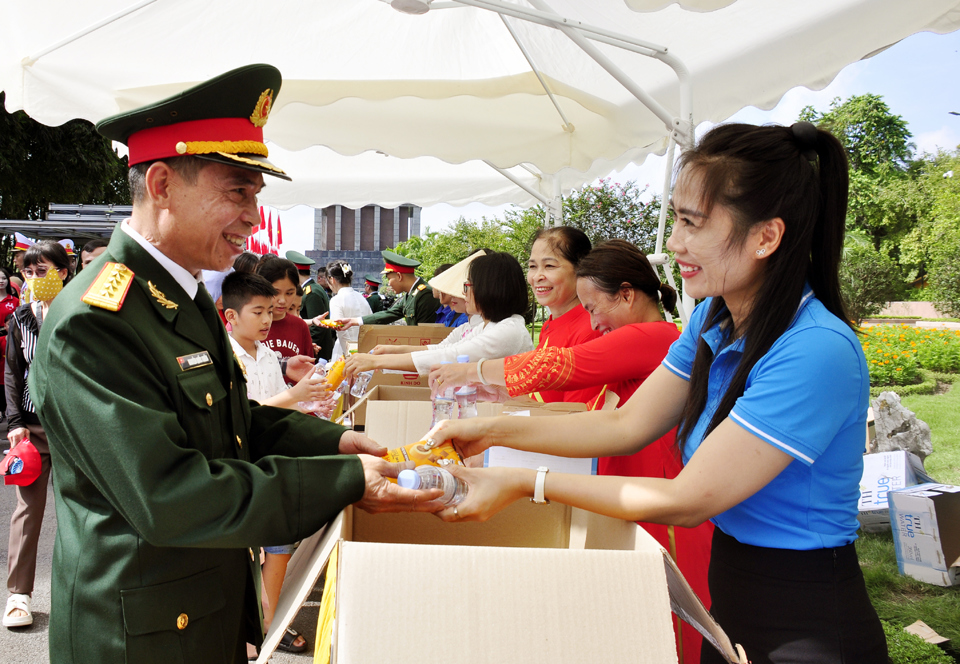 Người d&acirc;n phấn khởi nhận qu&agrave; của ng&agrave;nh du lịch trao tặng khi v&agrave;o lăng viếng B&aacute;c dịp Quốc kh&aacute;nh (2/9)