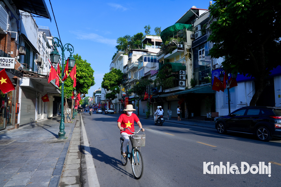 Người d&acirc;n đạp xe trong thời tiết m&aacute;t mẻ sang Thu của H&agrave; Nội.