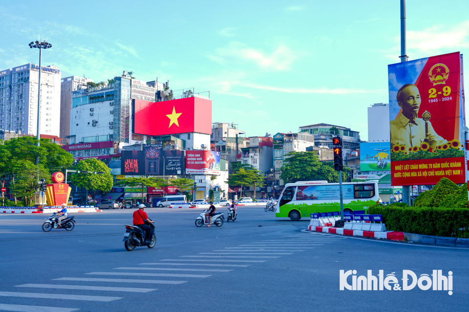 B&igrave;nh thường v&agrave;o giờ cao điểm, mọi ngả đường của Thủ đ&ocirc; đều đ&ocirc;ng xe cộ đi lại nhưng trong ng&agrave;y nghỉ lượng người di chuyển đ&atilde; kh&ocirc;ng c&ograve;n đ&ocirc;ng đ&uacute;c, đường phố tho&aacute;ng đ&atilde;ng.