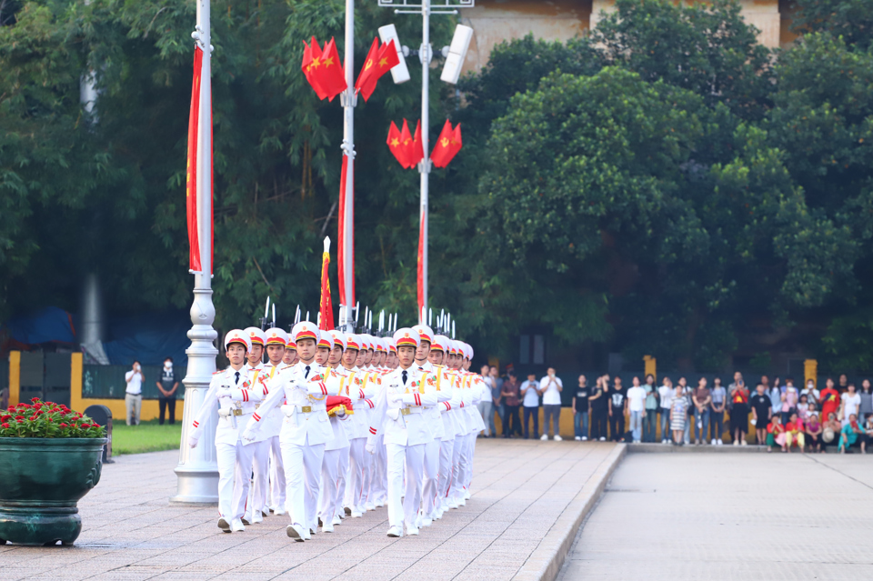 6 giờ k&eacute;m 5 ph&uacute;t, đội ti&ecirc;u binh h&agrave;nh tiến v&agrave;o Quảng trường Ba Đ&igrave;nh tr&ecirc;n nền qu&acirc;n nhạc.