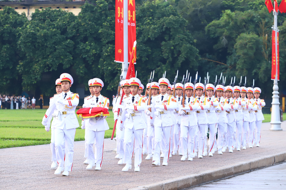 Đội h&igrave;nh thực hiện lễ thượng cờ gồm 34 ti&ecirc;u binh tượng trưng cho 34 chiến sĩ đầu ti&ecirc;n của Đội Việt Nam tuy&ecirc;n truyền giải ph&oacute;ng qu&acirc;n, tiền th&acirc;n của Qu&acirc;n đội Nh&acirc;n d&acirc;n Việt Nam.&nbsp;