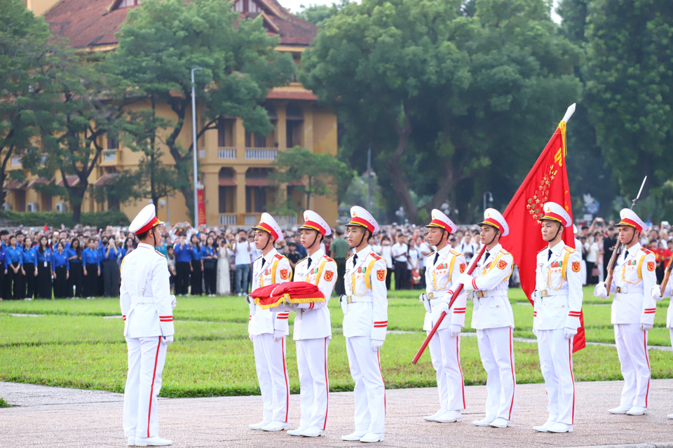 Dẫn đầu đo&agrave;n l&agrave; qu&acirc;n kỳ Quyết thắng.&nbsp;Đo&agrave;n đi dưới tiếng nhạc&nbsp;của ca kh&uacute;c ''Tiến bước dưới qu&acirc;n kỳ'' để đến ch&acirc;n cột cờ.