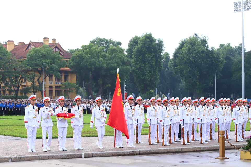 C&aacute;c chiến sĩ thuộc Đo&agrave;n 275 (Bộ Tư lệnh bảo vệ Lăng Chủ tịch Hồ Ch&iacute; Minh) trang nghi&ecirc;m tiến ra Quảng trường Ba Đ&igrave;nh.