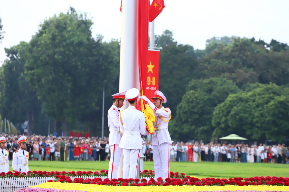 Đ&uacute;ng 6 giờ s&aacute;ng, c&aacute;c nghi thức được tiến h&agrave;nh trong bầu kh&ocirc;ng kh&iacute; trang nghi&ecirc;m.