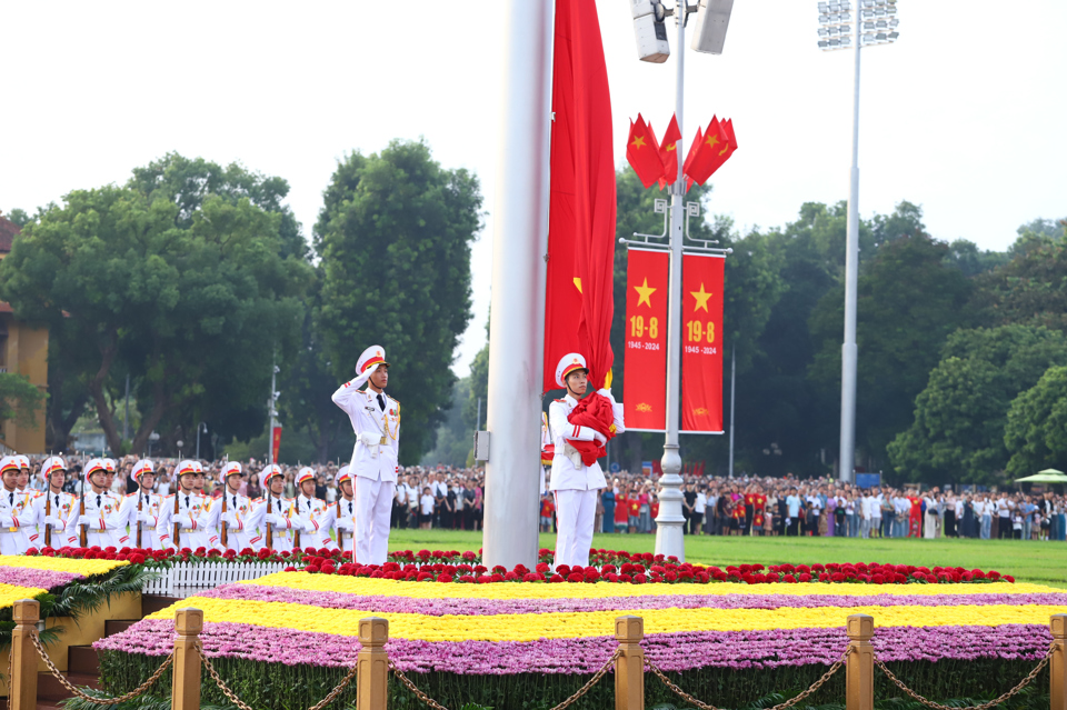 Trong gi&acirc;y ph&uacute;t thi&ecirc;ng li&ecirc;ng, khi giai điệu b&agrave;i "Tiến qu&acirc;n ca" vang l&ecirc;n h&ugrave;ng tr&aacute;ng, kh&ocirc;ng ai bảo ai, h&agrave;ng ngh&igrave;n người c&oacute; mặt tại quảng trường Khu di t&iacute;ch Chủ tịch Hồ Ch&iacute; Minh v&agrave; cả những người đi qua đường H&ugrave;ng Vương đều đứng nghi&ecirc;m trang, c&ugrave;ng hướng về lễ đ&agrave;i với tấm l&ograve;ng th&agrave;nh k&iacute;nh v&agrave; tin y&ecirc;u.