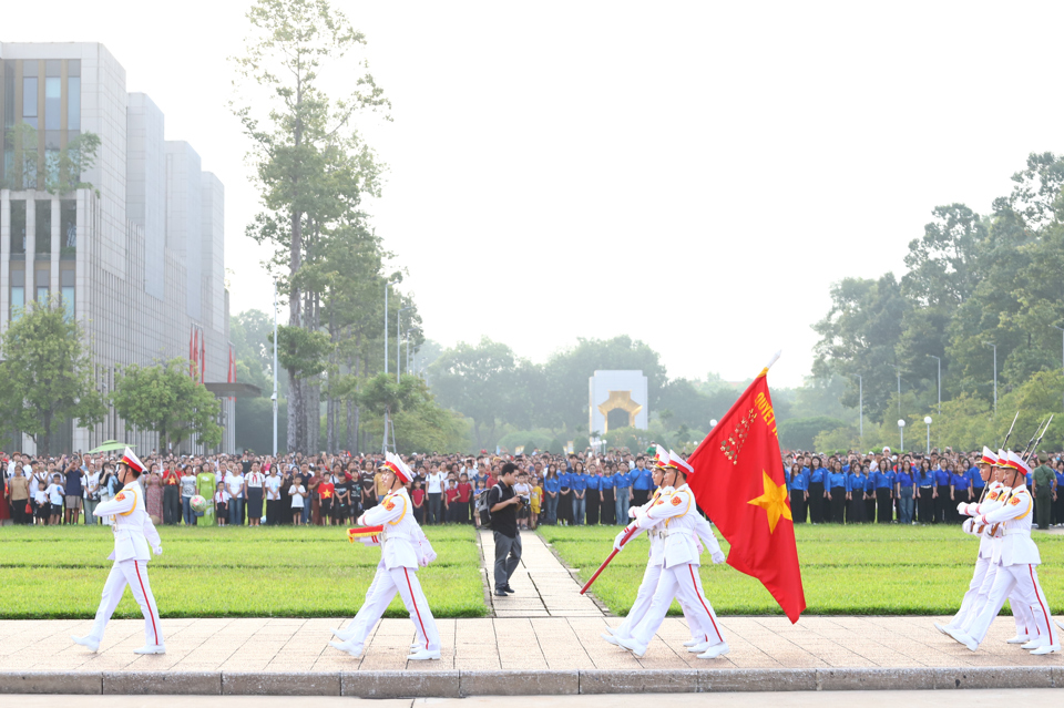 Sau nghi thức thượng cờ, to&agrave;n đội đi qua trước&nbsp;Lăng Chủ tịch Hồ Ch&iacute; Minh, kết th&uacute;c buổi lễ tr&ecirc;n nền nhạc h&agrave;nh kh&uacute;c ''Tiến bước dưới qu&acirc;n kỳ''.