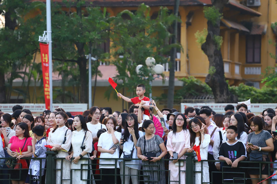 Nghi lễ thượng cờ ng&agrave;y Quốc kh&aacute;nh 2/9 năm n&agrave;o cũng đặc biệt. V&igrave; tham gia thực hiện nghi lễ kh&ocirc;ng chỉ c&oacute; người d&acirc;n H&agrave; Nội m&agrave; Nh&acirc;n d&acirc;n c&aacute;c v&ugrave;ng miền đ&atilde; c&oacute; mặt từ rất sớm để c&ugrave;ng nhau chứng kiến những gi&acirc;y ph&uacute;t thi&ecirc;ng li&ecirc;ng v&agrave; đầy cảm x&uacute;c n&agrave;y.