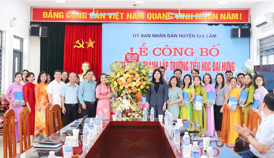 Chủ tịch UBND huyện Gia L&acirc;m Đặng Thị Huyền tại Lễ c&ocirc;ng bố Quyết định th&agrave;nh lập Trường Tiểu học Đại Hưng.