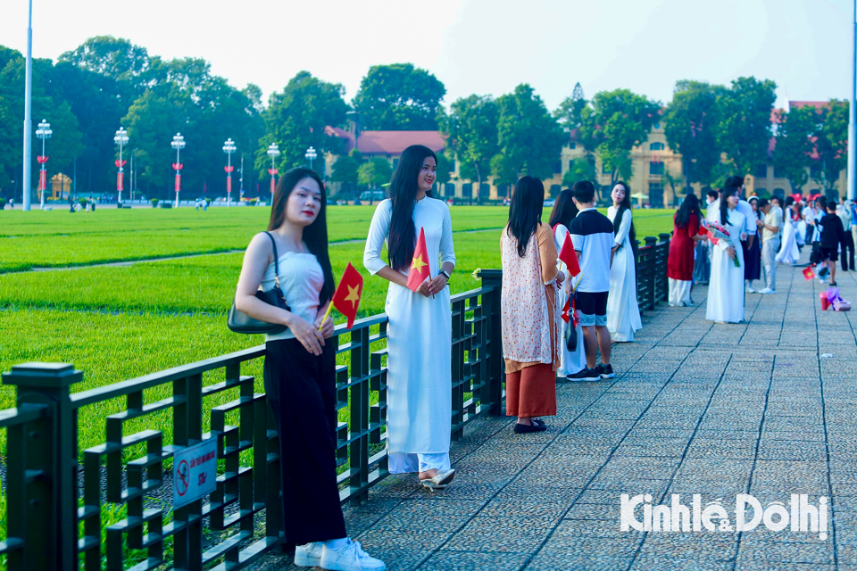 Năm nay, người d&acirc;n tr&ecirc;n cả nước được nghỉ 4 ng&agrave;y dịp lễ Quốc kh&aacute;nh, thay v&igrave; những chuyến du lịch xa th&igrave; cũng c&oacute; rất nhiều người chọn vui chơi tại Thủ đ&ocirc; H&agrave; Nội.