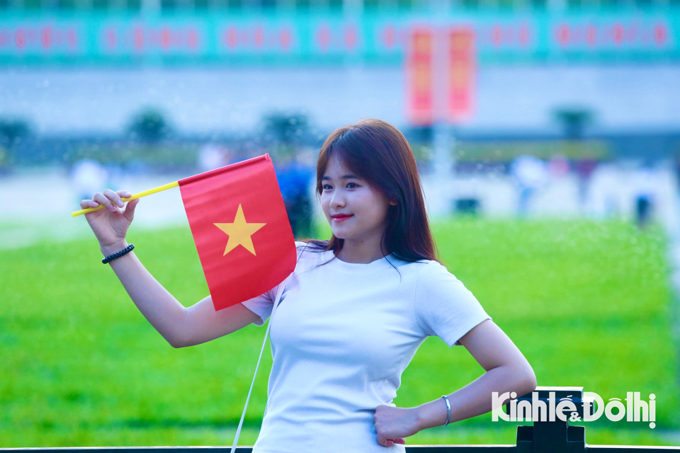 Rất nhiều bạn trẻ mang theo m&igrave;nh l&aacute; cờ Tổ quốc để lưu lại khoảnh khắc của ng&agrave;y lễ Quốc kh&aacute;nh 2/9.