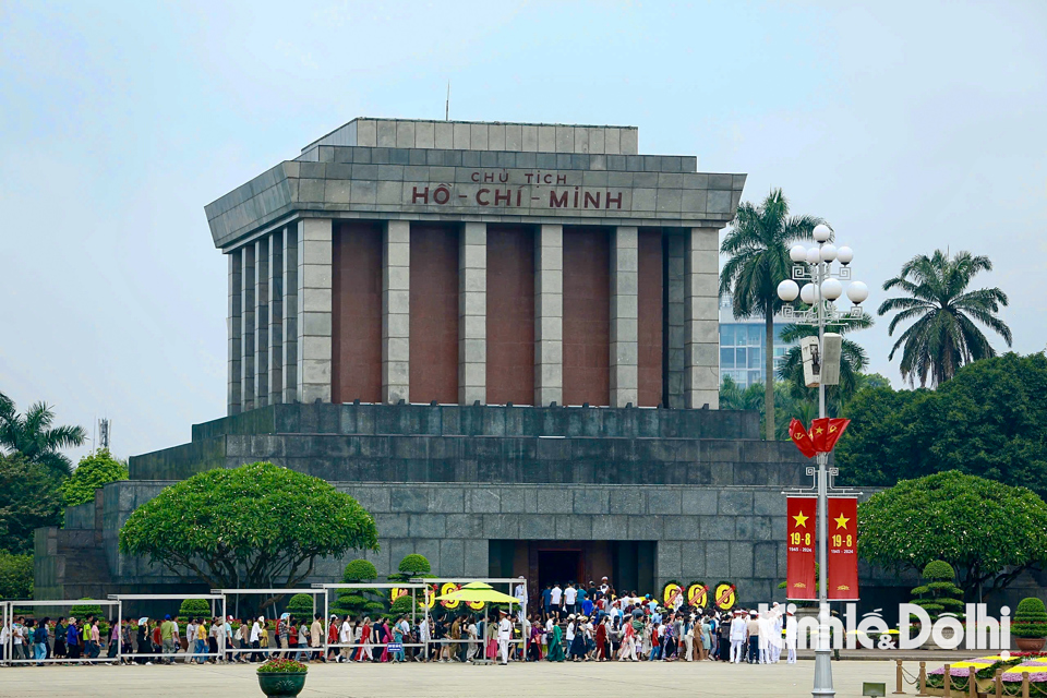 &nbsp;Đ&ocirc;ng đảo người d&acirc;n v&agrave;o Lăng viếng Chủ tịch Hồ Ch&iacute; Minh trong dịp lễ Quốc kh&aacute;nh 2/9. Đo&agrave;n người xếp h&agrave;ng k&eacute;o d&agrave;i từ phố L&ecirc; Hồng Phong đến đường H&ugrave;ng Vương.