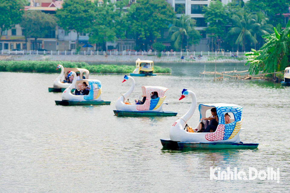 Nhiều hoạt động vui chơi được diễn ra xung quanh hồ Tr&uacute;c Bạch (quận Ba Đ&igrave;nh, TP H&agrave; Nội), trẻ em th&iacute;ch th&uacute; khi được trải nghiệm đạp vịt tại đ&acirc;y.