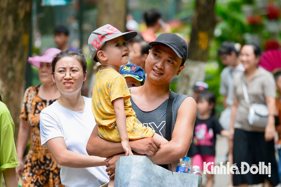 Nghỉ lễ Quốc Khánh: Người dân Thủ đô nườm nượp đến các địa điểm vui chơi - Ảnh 7