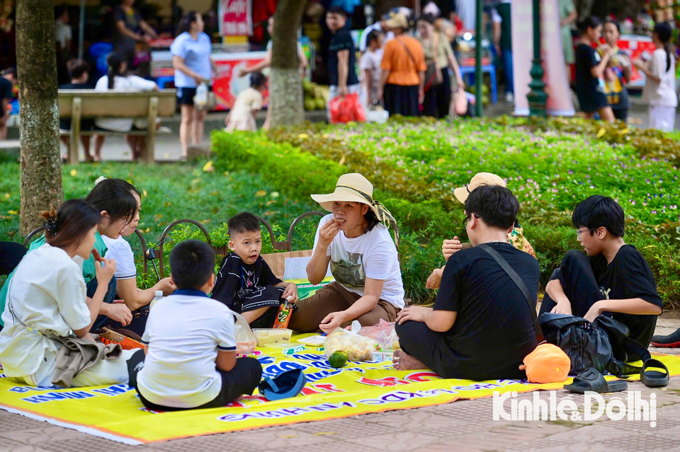 Nghỉ lễ Quốc Khánh: Người dân Thủ đô nườm nượp đến các địa điểm vui chơi - Ảnh 11