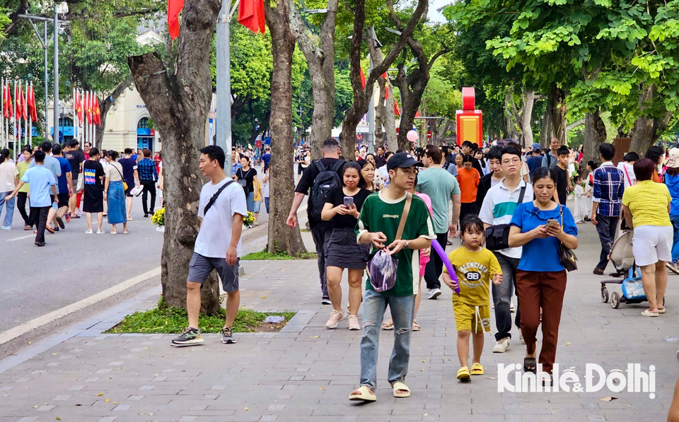 Nghỉ lễ Quốc Khánh: Người dân Thủ đô nườm nượp đến các địa điểm vui chơi - Ảnh 1