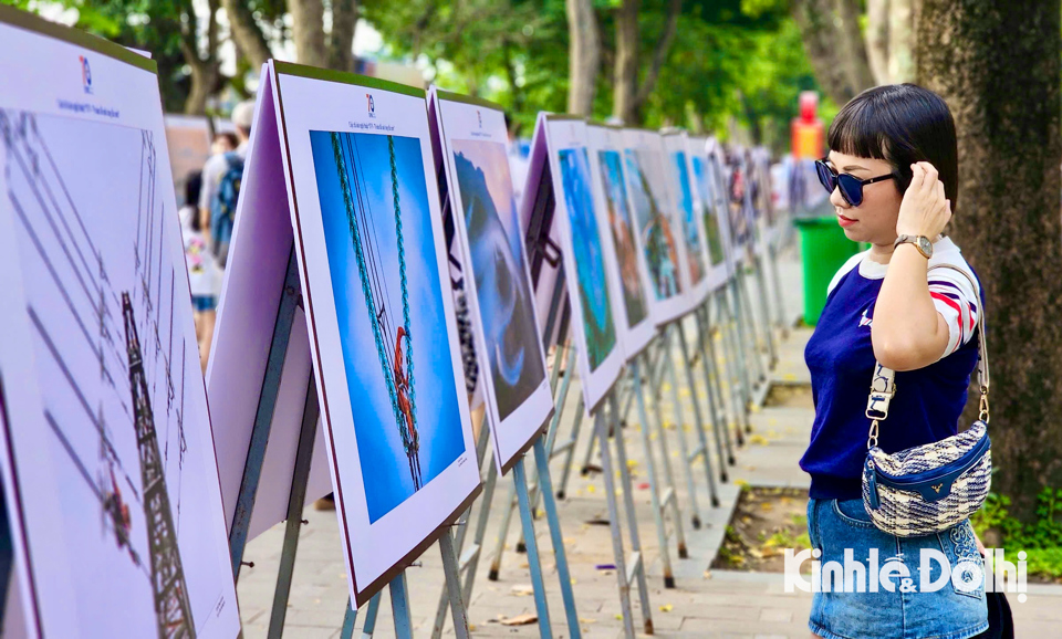 Nghỉ lễ Quốc Khánh: Người dân Thủ đô nườm nượp đến các địa điểm vui chơi - Ảnh 2