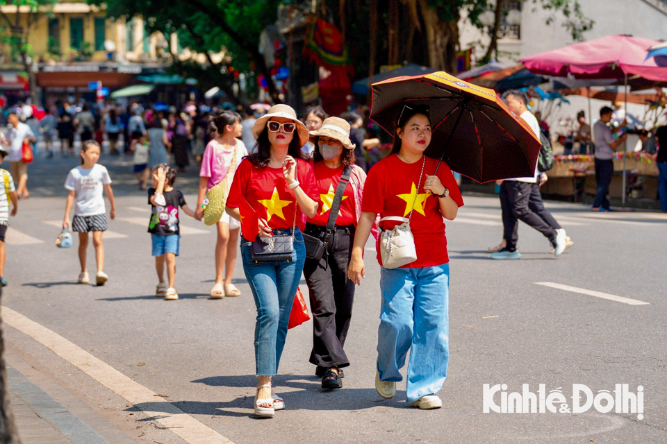 Nghỉ lễ Quốc Khánh: Người dân Thủ đô nườm nượp đến các địa điểm vui chơi - Ảnh 4