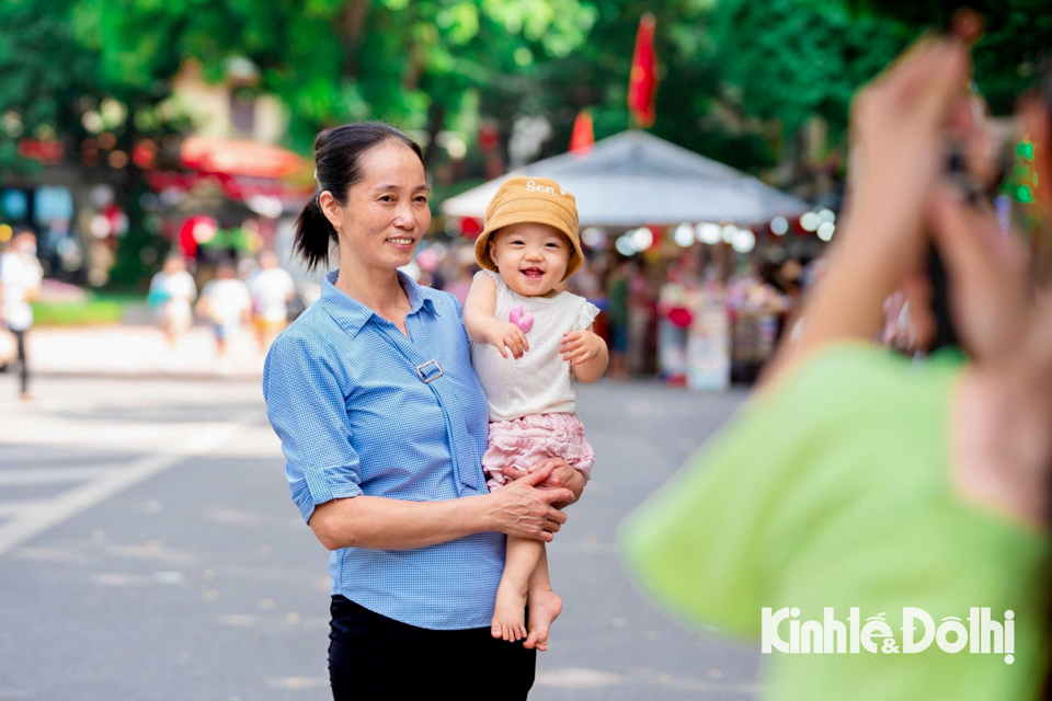 Nhiều gia đ&igrave;nh lựa chọn phố đi bộ hồ Ho&agrave;n Kiếm l&agrave; nơi vui chơi, chụp ảnh trong dịp nghỉ lễ.