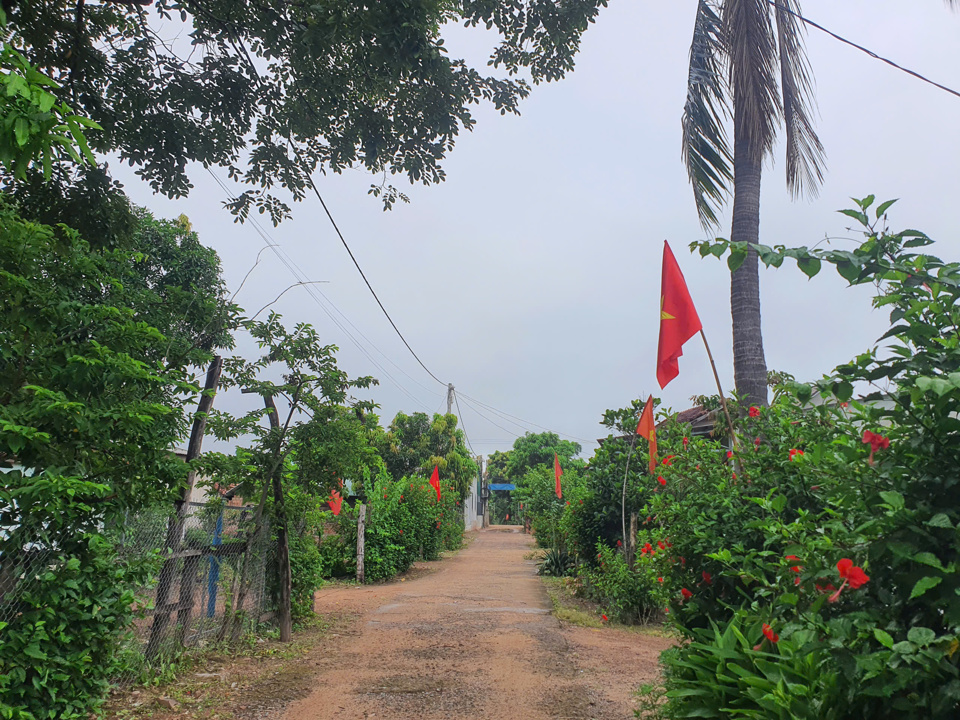 Tại đ&acirc;y, nh&agrave; n&agrave;o cũng treo Quốc kỳ ch&agrave;o mừng Tết Độc lập.