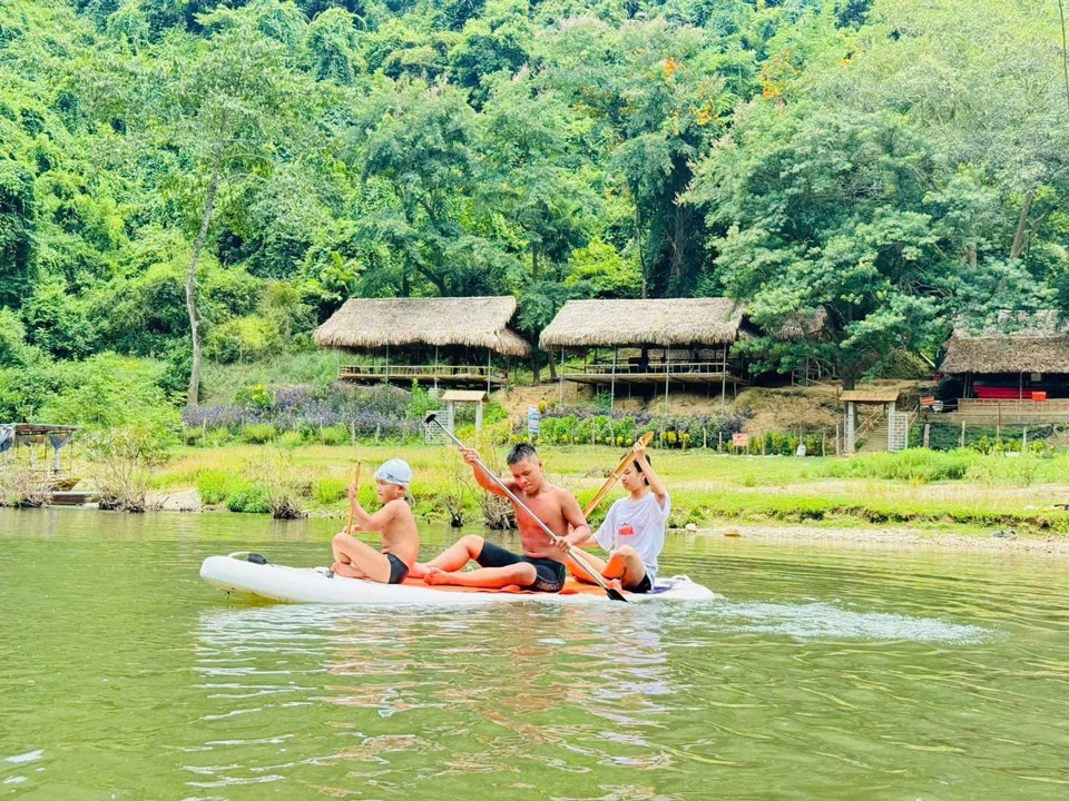 Ph&ograve;ng Văn h&oacute;a &amp; Th&ocirc;ng tin huyện Con Cu&ocirc;ng cho biết, lượng kh&aacute;ch trong nước v&agrave; nước ngo&agrave;i đến với c&aacute;c điểm du lịch, du lịch cộng đồng tại địa phương dịp lễ n&agrave;y cũng kh&aacute; lớn, theo thống k&ecirc; 4 ng&agrave;y nghỉ lễ Quốc kh&aacute;nh năm nay, lượng kh&aacute;ch ước đạt tr&ecirc;n 10 ngh&igrave;n lượt người.&nbsp;