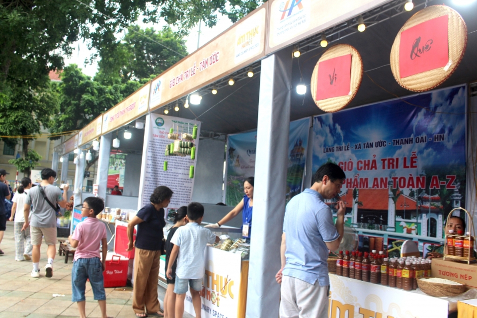 Quảng b&aacute; c&aacute;c sản phẩm OCOP tại Festival Thu H&agrave; Nội năm 2023. Ảnh: Mộc Mi&ecirc;n