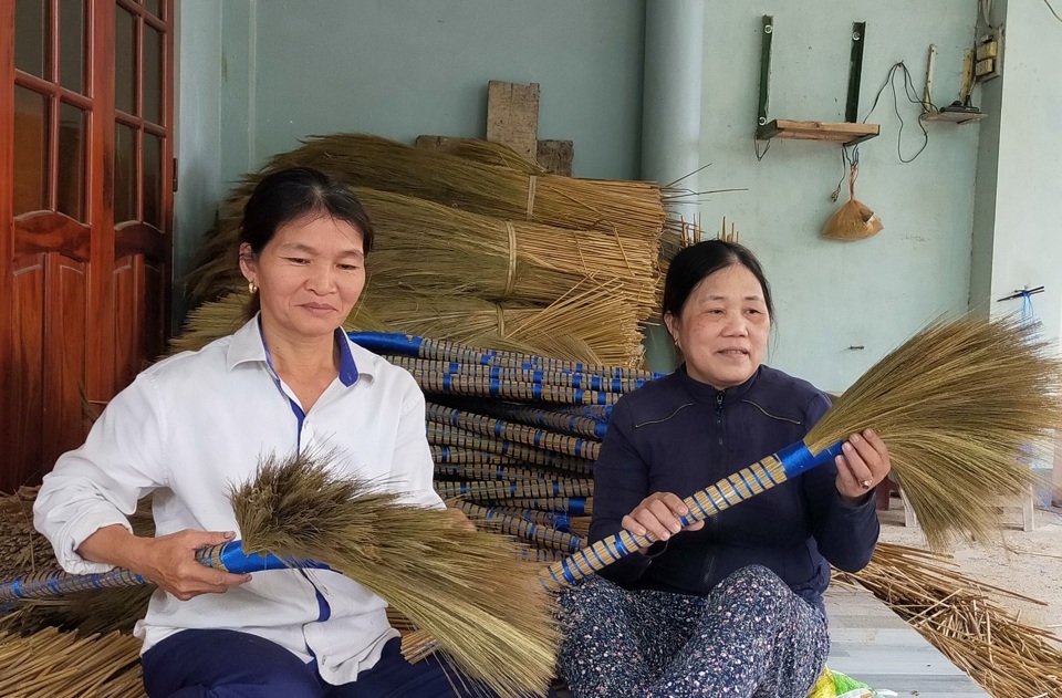 B&agrave; L&ecirc; Thị Nhạn (b&igrave;a tr&aacute;i) cải thiện được kinh tế gia đ&igrave;nh nhờ phần lớn v&agrave;o nghề l&agrave;m chổi đ&oacute;t.&nbsp;