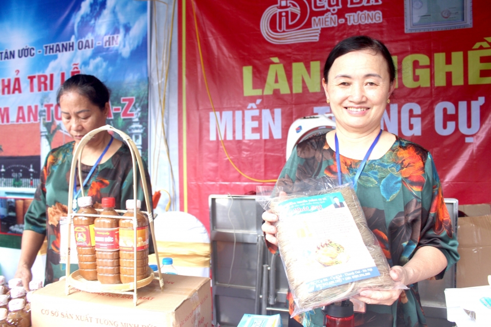 Quảng b&aacute; sản phẩm OCOP tương, miến l&agrave;ng nghề Cự Đ&agrave; tại Festival Thu H&agrave; Nội năm 2023. Ảnh: Mộc Mi&ecirc;n &nbsp;