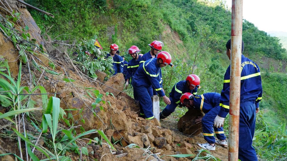 Lực lượng cứu hộ tiếp cận hiện trường vụ tai nạn tại huyện Điện Bi&ecirc;n Đ&ocirc;ng. Ảnh: C&ocirc;ng an Điện Bi&ecirc;n