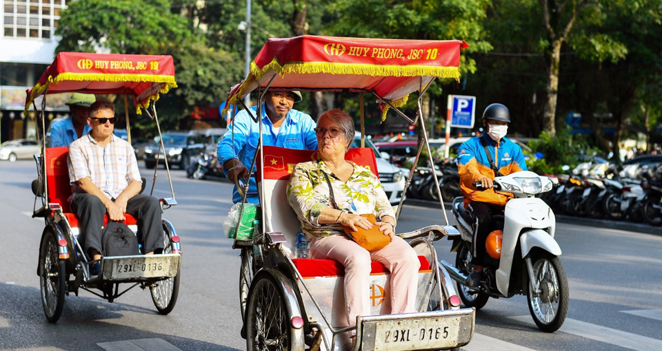 Du kh&aacute;ch quốc tế kh&aacute;m ph&aacute; H&agrave; Nội bằng dịch vụ xe x&iacute;ch l&ocirc;. Ảnh: Ho&agrave;i Nam