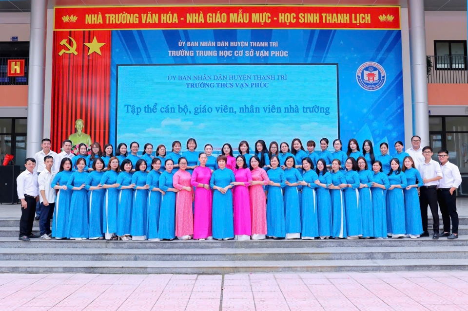 Tập thể c&aacute;n bộ, gi&aacute;o vi&ecirc;n, nh&acirc;n vi&ecirc;n Trường THCS Vạn Ph&uacute;c, huyện Thanh Tr&igrave; trước thềm năm học mới 2024 - 2025.