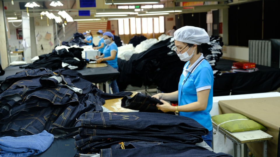 May h&agrave;ng xuất khẩu tại C&ocirc;ng ty Vit Garment, Khu c&ocirc;ng nghiệp Quang Minh, huyện M&ecirc; Linh, H&agrave; Nội. Ảnh: C&ocirc;ng H&ugrave;ng