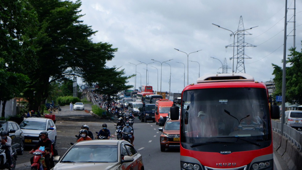 Khu vực từ cầu vượt n&uacute;t giao B&igrave;nh Thuận đến n&uacute;t giao giữa Quốc lộ 1 - đường Nguyễn Hữu Tr&iacute; v&agrave; từ cầu B&igrave;nh Điền đến đầu khu vực cầu đi bộ số 2 An Lạc tr&ecirc;n Quốc lộ 1, giao th&ocirc;ng li&ecirc;n tục &ugrave;n ứ.