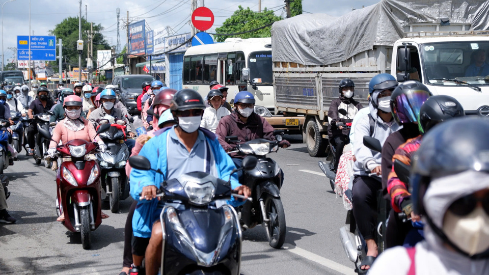 Tại cửa ng&otilde; ph&iacute;a T&acirc;y, tr&ecirc;n Quốc lộ 1 khu vực huyện B&igrave;nh Ch&aacute;nh người d&acirc;n tấp nập đổ về TP Hồ Ch&iacute; Minh.