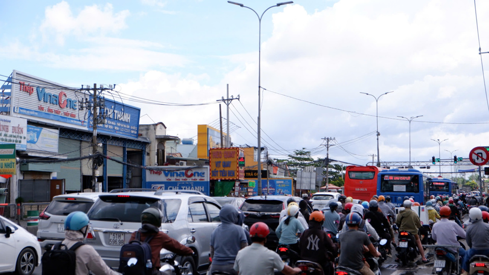 TP Hồ Chí Minh: giao thông các cửa ngõ đông đúc sau kỳ nghỉ lễ - Ảnh 1