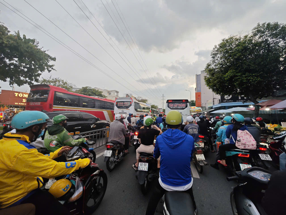 TP Hồ Chí Minh: giao thông các cửa ngõ đông đúc sau kỳ nghỉ lễ - Ảnh 2