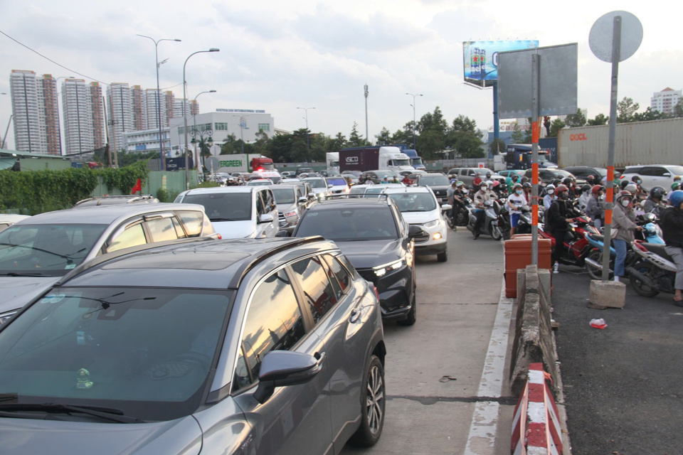 Cao tốc TP Hồ Ch&iacute; Minh - Long Th&agrave;nh - Dầu Gi&acirc;y hướng về n&uacute;t giao An Ph&uacute;, TP Thủ Đức &ugrave;n tắc k&eacute;o d&agrave;i.