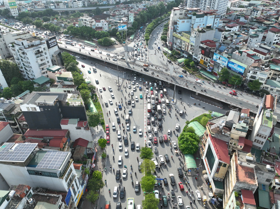 Ng&atilde; Tư&nbsp; Sở đ&ocirc;ng đ&uacute;c phương tiện.