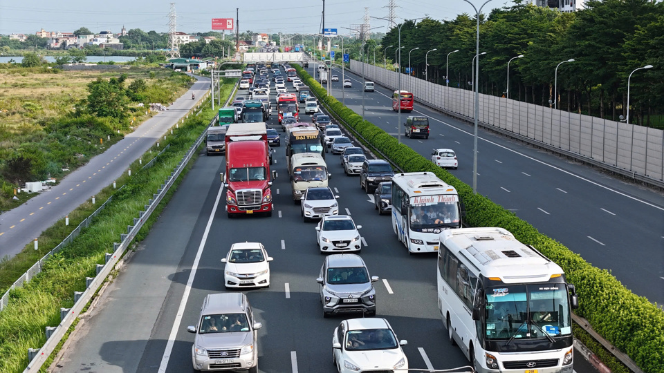 Từ đầu giờ chiều ng&agrave;y 3/9, c&aacute;c cửa ng&otilde; Thủ đ&ocirc; bắt đầu đ&ocirc;ng đ&uacute;c phương tiện.