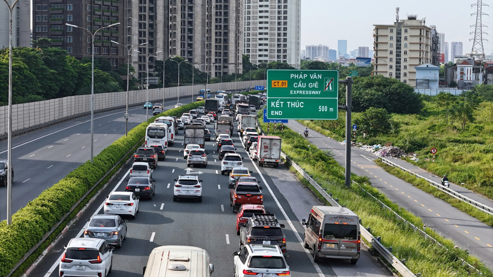 &Ocirc; &ocirc; nối đu&ocirc;i nhau tr&ecirc;n cao tốc Ph&aacute;p V&acirc;n - Cầu Giẽ.