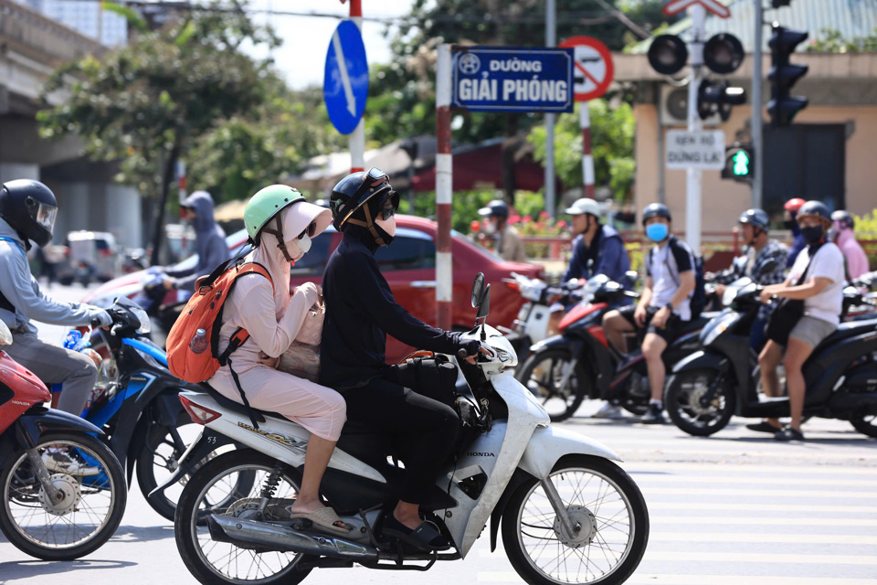 Người d&acirc;n lỉnh kỉnh h&agrave;nh l&yacute; quay trở lại Thủ đ&ocirc;.