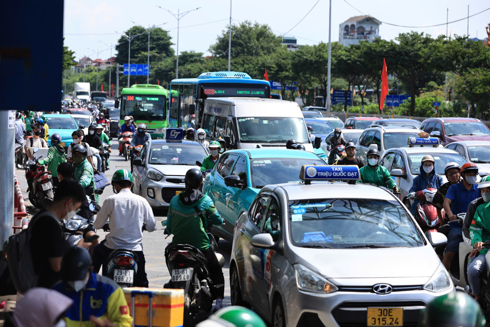 Tr&ecirc;n quốc lộ 1A, xe m&aacute;y, &ocirc; t&ocirc; chen ch&acirc;n nh&iacute;ch v&agrave;o nội th&agrave;nh.