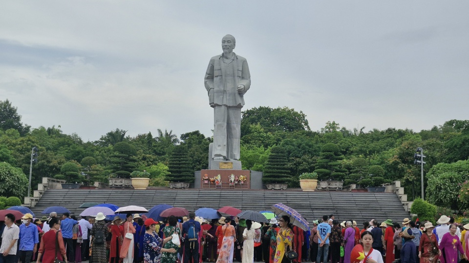 Du kh&aacute;ch l&agrave;m lễ tri &acirc;n Chủ tịch Hồ Ch&iacute; Minh v&agrave; tham quan tại Quảng trường Hồ Ch&iacute; Minh, TP Vinh.