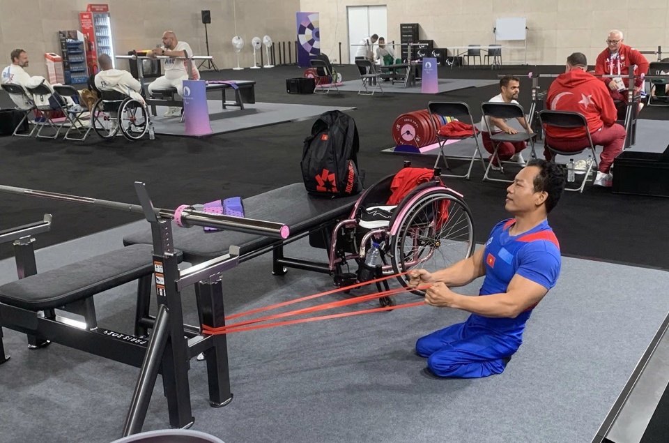 Lực sĩ L&ecirc; Văn C&ocirc;ng khởi động trước m&agrave;n tranh t&agrave;i&nbsp;ở hạng c&acirc;n 49kg tại Paralympic Paris 2024.