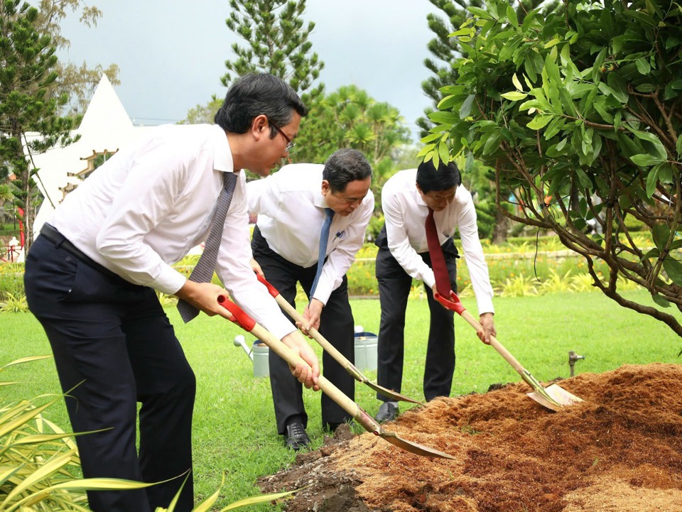 Chủ tịch Quốc hội c&ugrave;ng đại biểu trồng c&acirc;y lưu niệm tại Khu lưu niệm Thủ tướng V&otilde; Văn Kiệt.