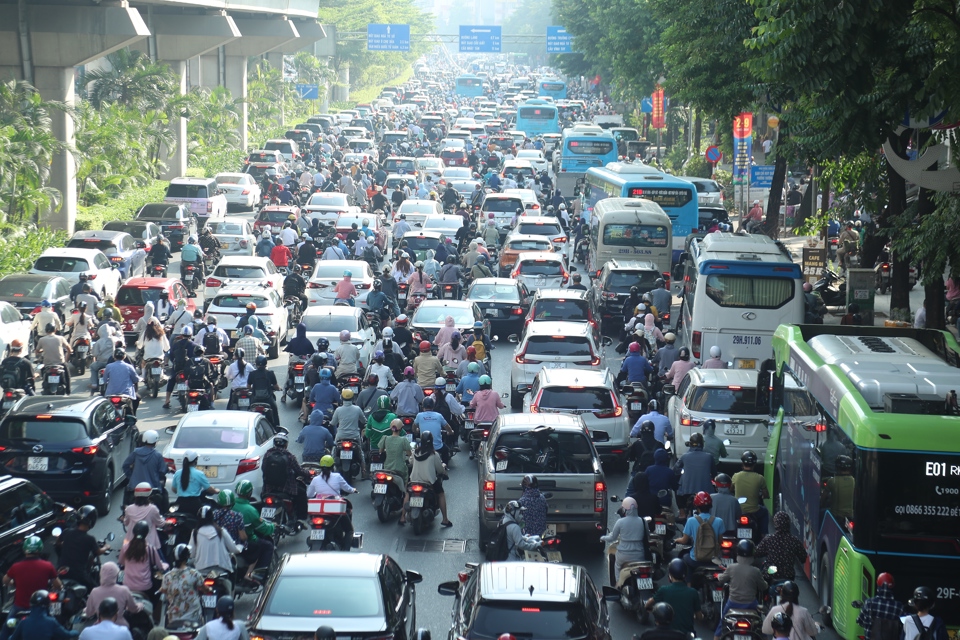 Đường Nguyễn Tr&atilde;i cũng &ugrave;n ứ phương tiện nhiều giờ đồng hồ.