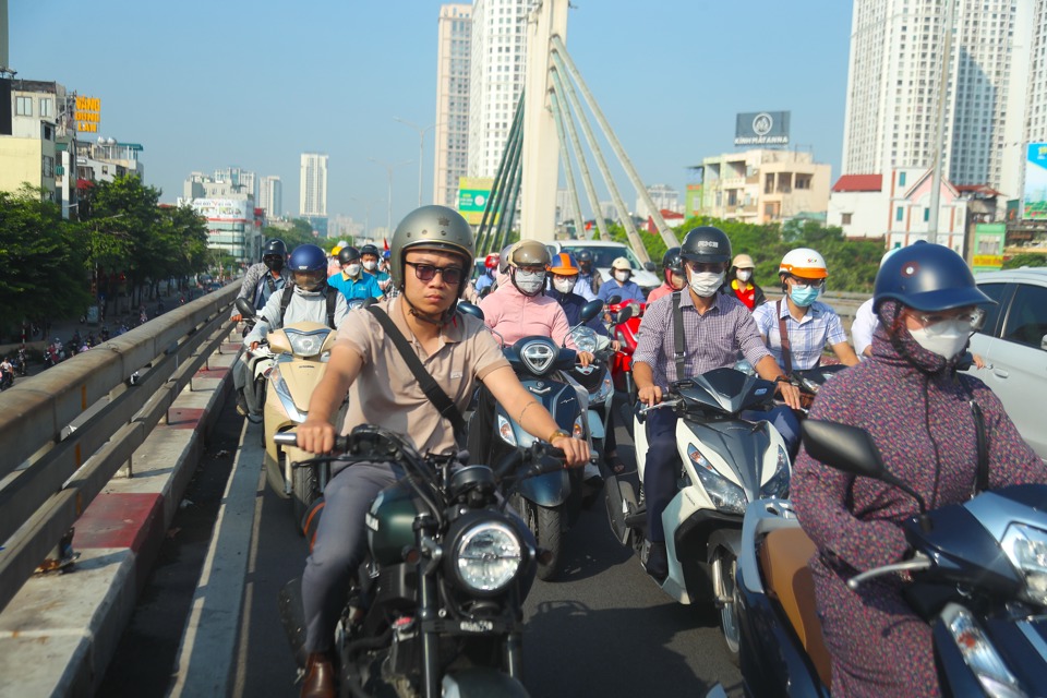 Dòng người nối đuôi nhau di chuyển lên cầu vượt Ngã Tư Sở.